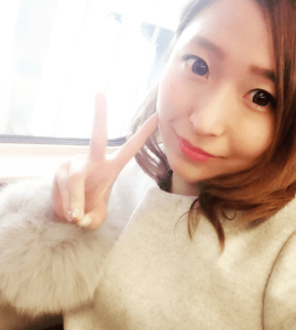 ピースサインする西岡成美