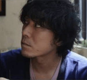 振り向く清水