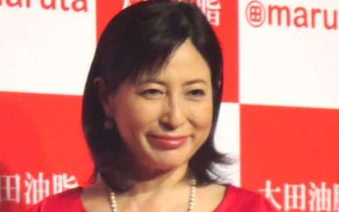 岡江久美子の若い頃の画像まとめ！健康的なヌード写真や水着姿に制服は？