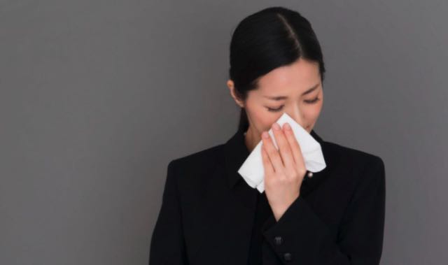 涙を流す女性