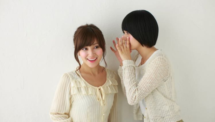 噂話をする女性